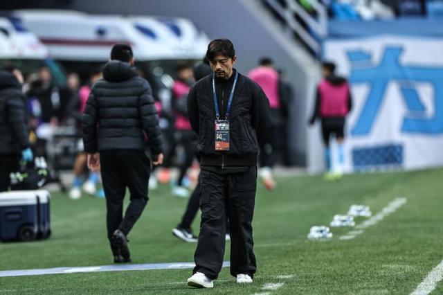 云开体育-亚泰官宣谢晖下课 “压着打”代言人难逃二年级魔咒