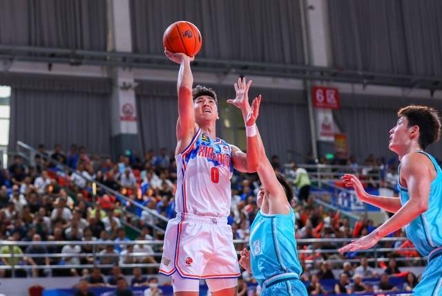 开云体育官网-冲击季后赛难了!新疆男篮三大主力连续赛季报销,格兰也无能为力